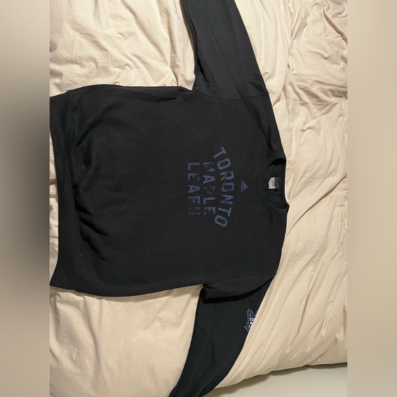 Brand New with tags maple leafs sweater - Picture 1 of 5